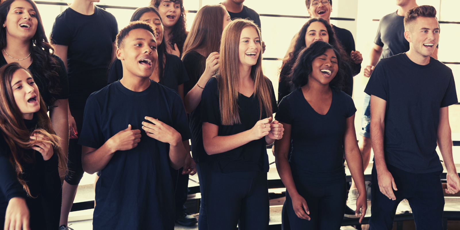 Junge Menschen die in einem Chor singen.