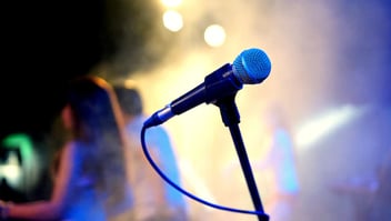 Ein Mikrofon auf einer Bühne.