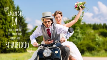 Eine Braut und ein Bräutigam auf einem Motorrad. 