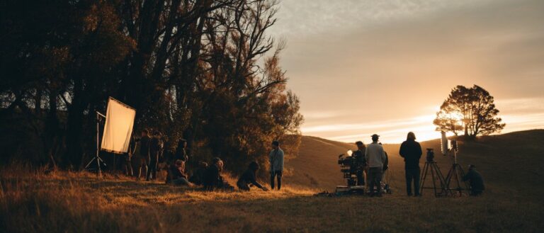 Filmset im Freien bei Sonnenuntergang mit Team Kameras und Lichttechnik Jobs beim Film am Set