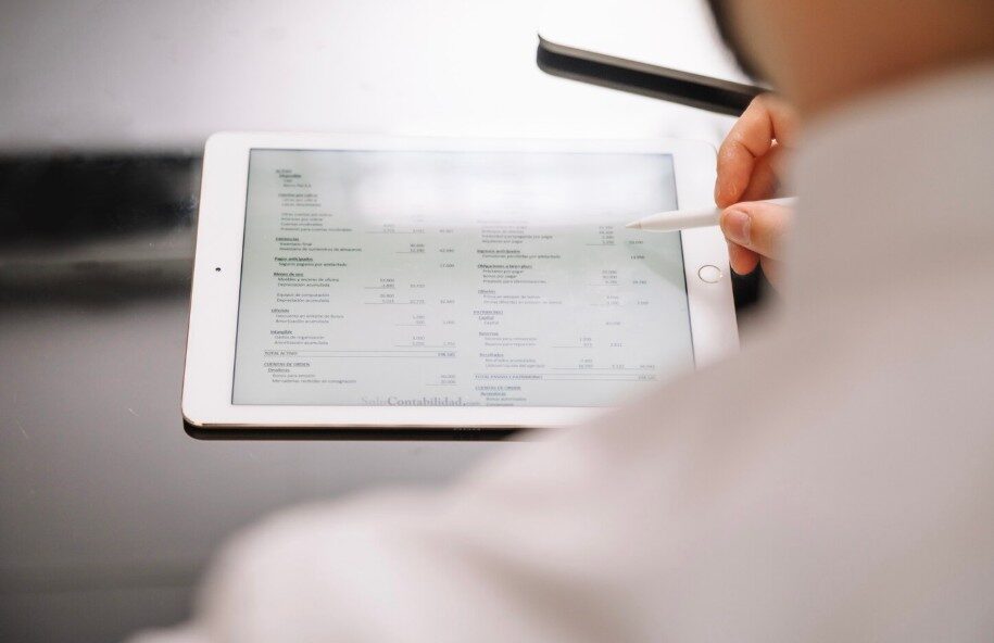 Produktionskoordinator bearbeitet ein digitales Call Sheet auf einem Tablet mit Stylus