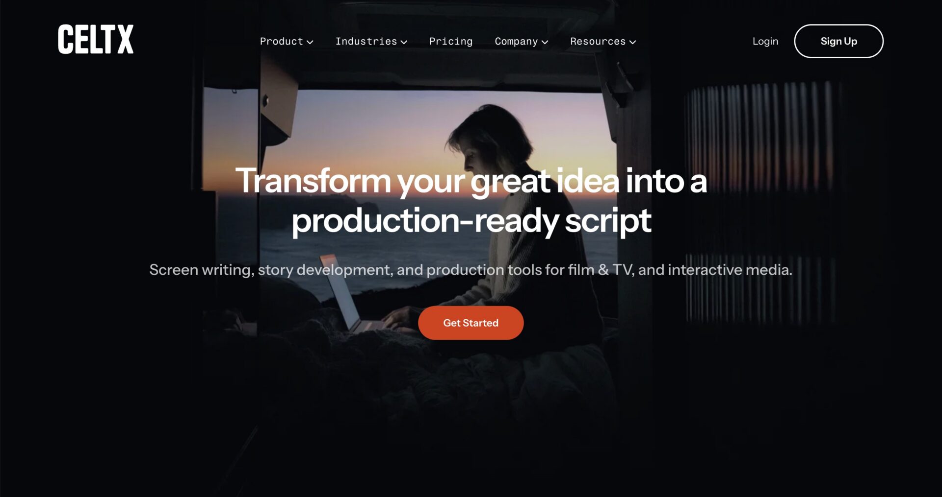 Screenshot der Celtx Website, im Hintergrund sitzt eine Person mit Laptop vor einem Fenster mit Meerblick bei Sonnenuntergang, darüber der Schriftzug Transform your great idea into a production ready script und ein orangefarbener Button mit der Aufschrift Get Started